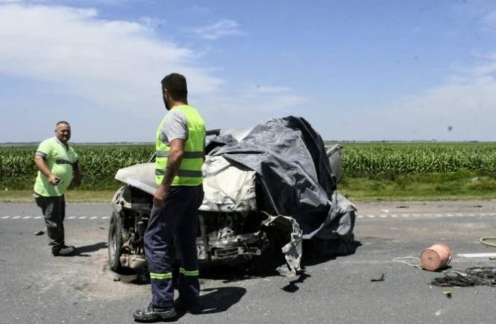 Murió un joven al chocar su camioneta contra un camión