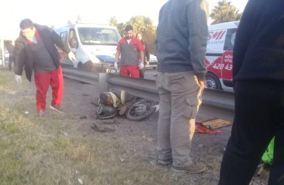 Lo atropelló un auto y terminó debajo del guardarrail: lo salvó el casco