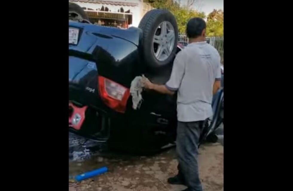 Volcó un auto en el lavadero y lo siguió limpiando