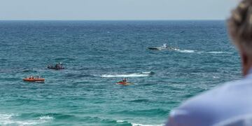 GRAF1202 MANGA DEL MAR MENOR (Murcia), 26/8/2019\u002E- El único piloto del avión C-101 del Ejército del Aire que se ha estrellado esta mañana en aguas de La Manga del mar Menor y que logró eyectarse antes del impacto, era el instructor del vuelo y el único tripulante\u002EEl militar pertenece a la Academia General del Aire y se precipitó al agua por circunstancias que por el momento se desconocen\u002E En la foto, efectivos del 112 de la Región de Murcia y agentes de la Guardia Civil buscan restos del aparato\u002E EFE/Cristóbal Osete