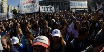 DYN23, BUENOS AIRES 12/04/17, QUEDO INAUGURADA LA ESCUELA ITINERANTE DE CTERA FOTO.DYN/JAVIER BRUSCO. buenos aires docentes levantan una escuela itinerante frente al congreso nacional crisis paritarias docentes reclamo aumento salario salarios protesta d