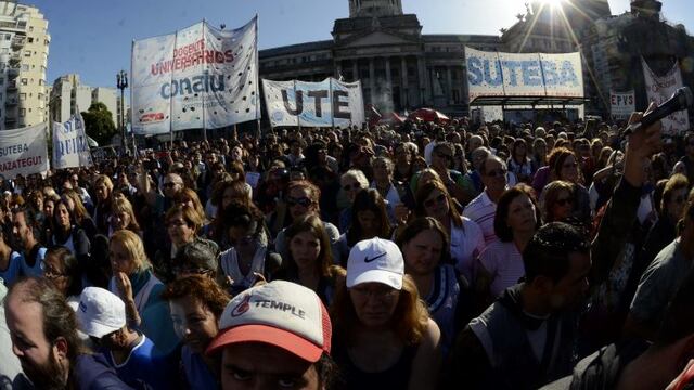 DYN23, BUENOS AIRES 12/04/17, QUEDO INAUGURADA LA ESCUELA ITINERANTE DE CTERA FOTO.DYN/JAVIER BRUSCO. buenos aires  docentes levantan una escuela itinerante frente al congreso nacional crisis paritarias docentes reclamo aumento salario salarios protesta d