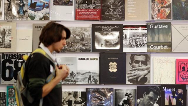 BAS13. BUENOS AIRES (ARGENTINA) 27/04/2017.- Visitantes son vistos hoy, jueves 27 de abril de 2017, en la apertura de la 43 ediciu00f3n Feria Internacional del Libro de Buenos Aires (Argentina), el evento editorial mu00e1s importante de Suramu00e9rica, donde hasta el 15 de mayo participaru00e1n figuras internacionales como los Nobel de Literatura Mario Vargas Llosa y John Maxwell Coetzee, ademu00e1s de autores de la talla de Arturo Pu00e9rez-Reverte, Carlos Ruiz Zafu00f3n y Alessandro Baricco. EFE/David Fernu00e1ndez