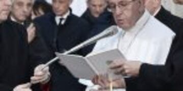 Pope Francis (C) leads a prayer at the statue of the Virgin Mary during the annual feast of the Immaculate Conception at Piazza di Spagna (Spanish Steps) in Rome on December 8, 2016. / AFP PHOTO / TIZIANA FABI ciudad del vaticano papa francisco vaticano fiesta anual de la inmaculada concepcion religion iglesia catolica