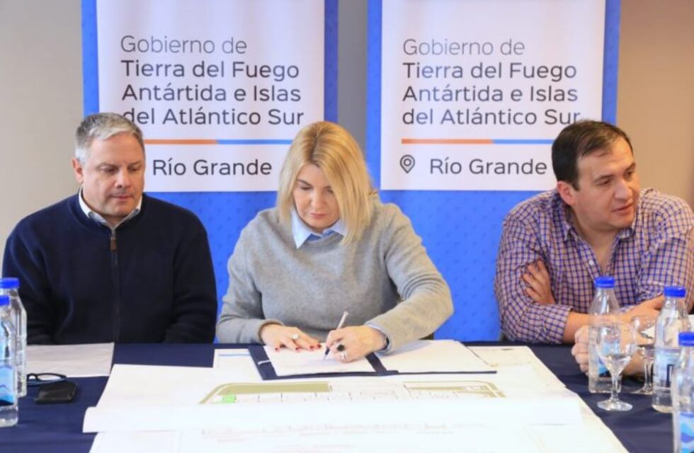 Bertone encabezó la firma de tres contratos de obra para establecimientos educativos