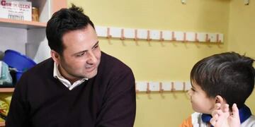 La foto de un intendente comiendo en un colegio que genera indignación en las redes\u002E
