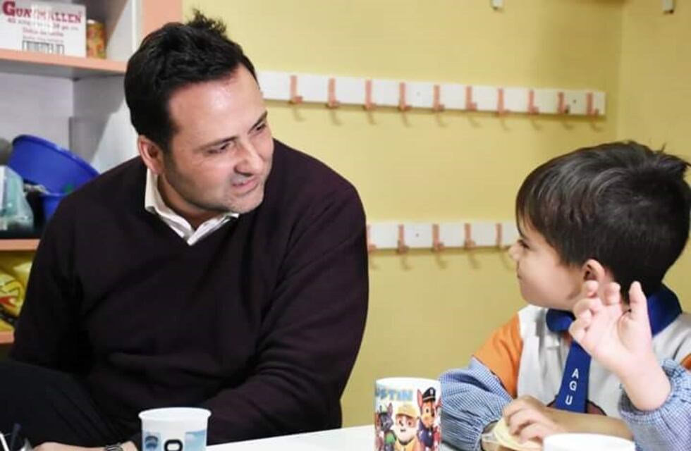 Critican al intendente de Chacabuco por una foto comiendo en una escuela