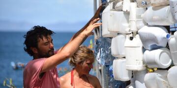El matrimonio mendocino, Roberto Drazich y Luciana Rosas, construyó una ballena gigante con botellas de plástico, en Costa Rica\u002E