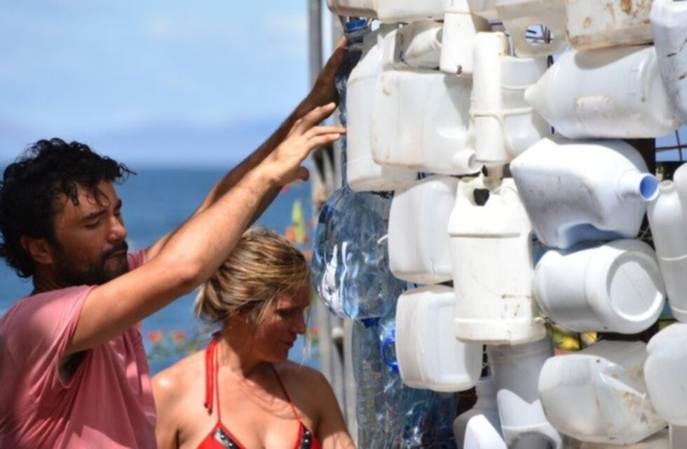 Una familia de Mendoza armó una ballena con botellas de plástico