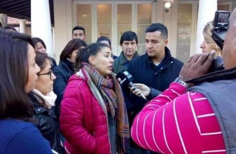 Empleados de Canal 8 iniciaron paro ante la falta de pago