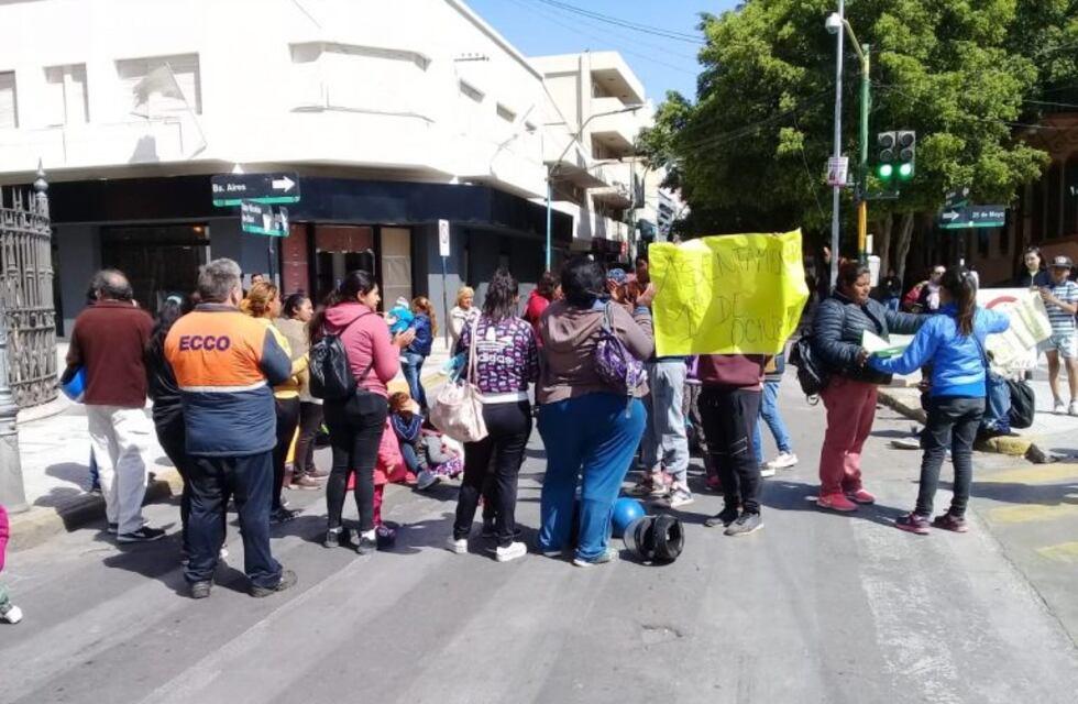 Familias del asentamiento 1 de Octubre protestaron frente a Casa de Gobierno