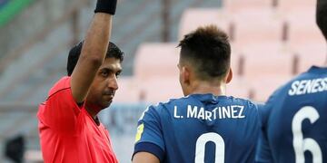KHC01. Jeonju (Korea, Republic Of), 20/05/2017.- Referee Mohammed Abdulla Hassan and Lautaro Martinez (R) of Argentina receives the red card during the group stage match of the FIFA U-20 World Cup 2017 between Argentina and England in Jeonju, South Korea, 20 May 2017. (Mundial de Fu00fatbol, Corea del Sur) EFE/EPA/KIM HEE-CHUL