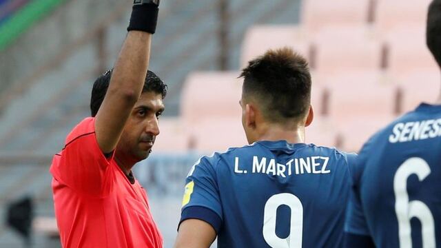 KHC01. Jeonju (Korea, Republic Of), 20/05/2017.- Referee Mohammed Abdulla Hassan and Lautaro Martinez (R) of Argentina receives the red card during the group stage match of the FIFA U-20 World Cup 2017 between Argentina and England in Jeonju, South Korea, 20 May 2017. (Mundial de Fu00fatbol, Corea del Sur) EFE/EPA/KIM HEE-CHUL