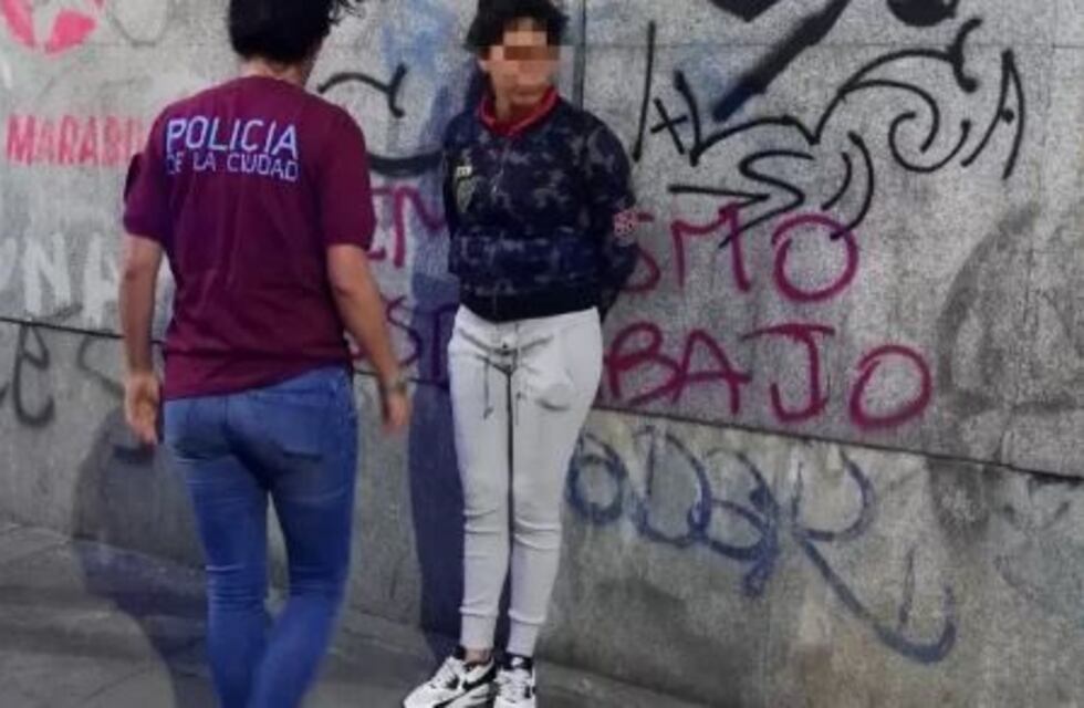 Detienen a dos chicas por quemar indigentes en el subte: una de las víctimas murió