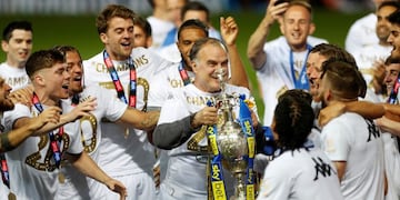 El DT festejó con los futbolistas luego del histórico ascenso\u002E (Reuters)