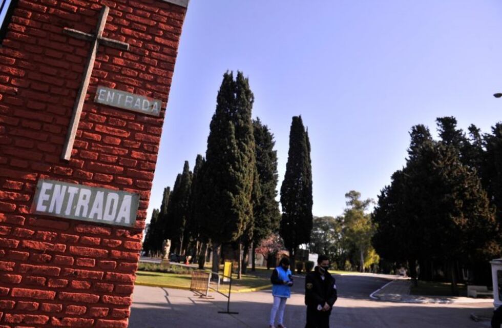 Gran cantidad de visitantes en la reapertura de los cementerios en la Ciudad