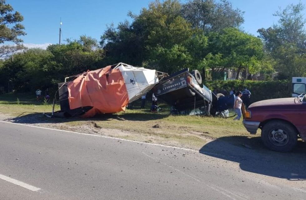 Siniestro vial: perdió el control y volcó con su trailer de caballos