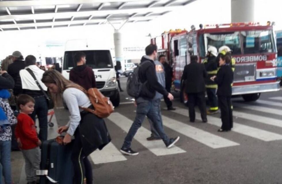Evacuaron preventivamente el aeropuerto de Ezeiza por dos valijas sospechosas