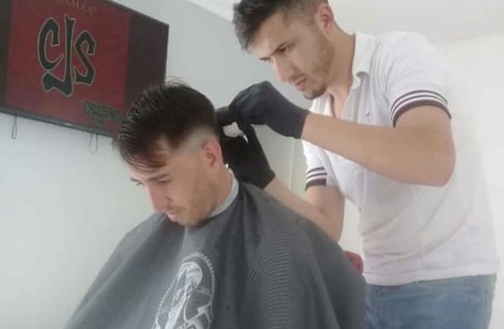 Gran gesto: un peluquero regala cortes a los egresados que no pueden pagarlo