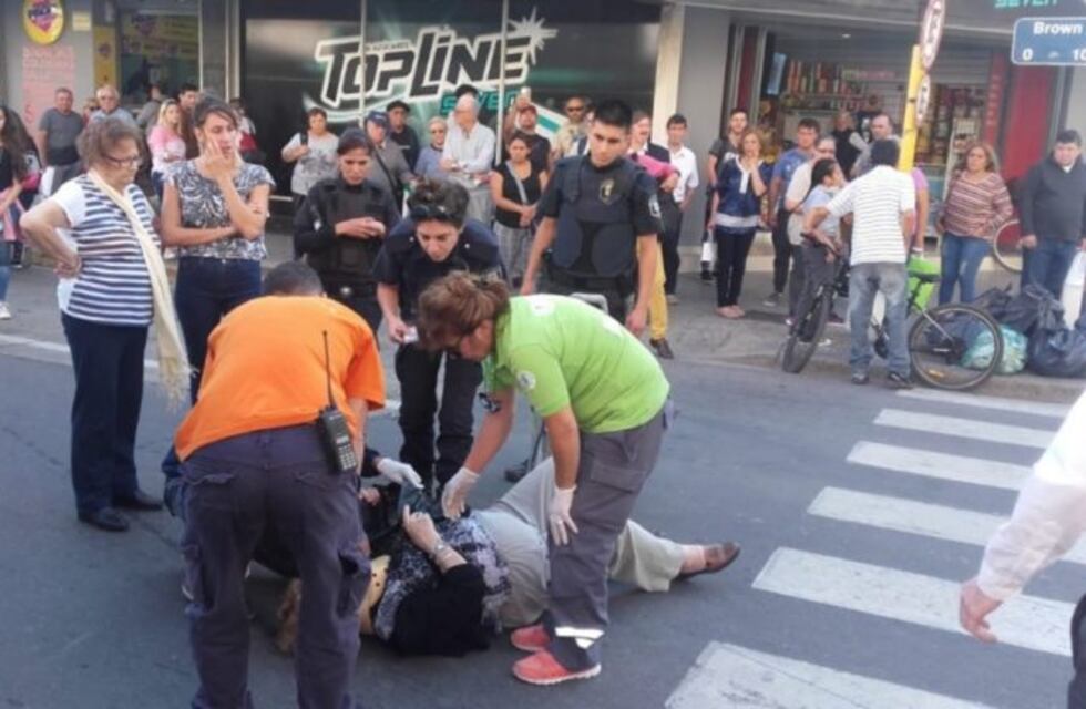 Una mujer fue atropellada al intentar cruzar una calle