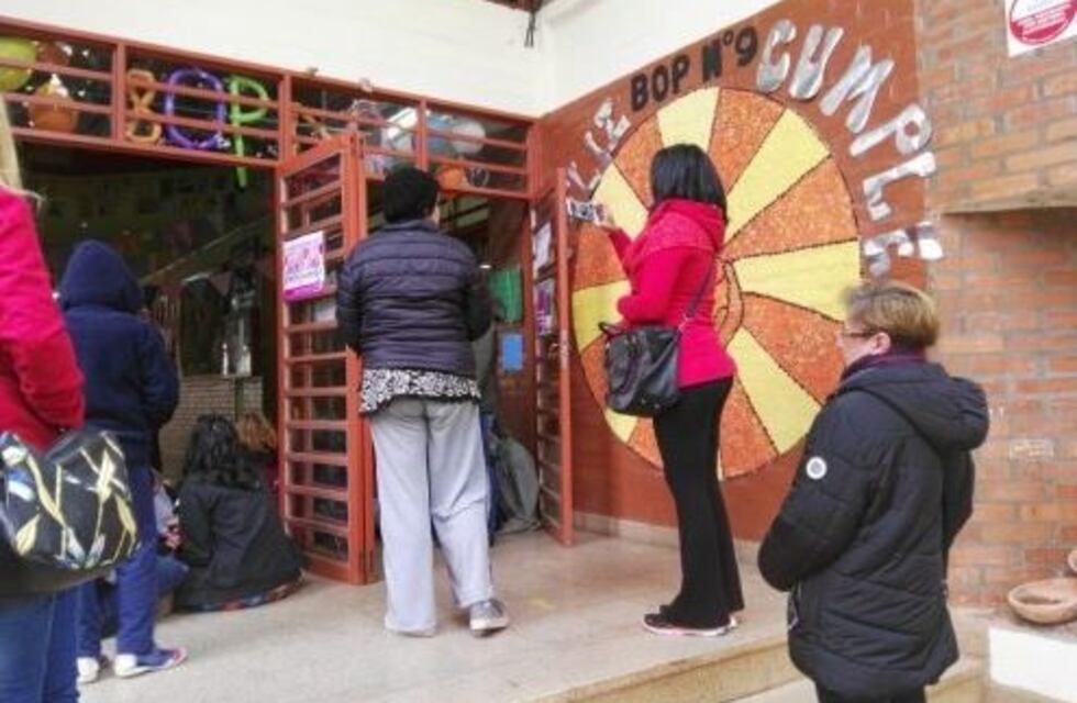 Debate por el aborto: padres de alumnos del BOP 9 apoyaron la protesta de sus hijos