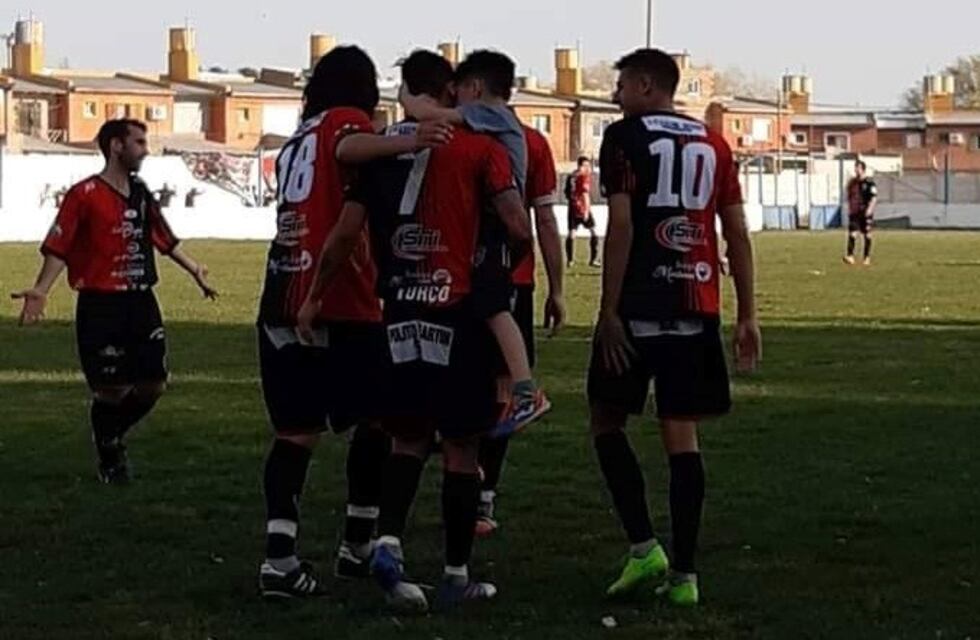 Sporting ganó, sigue peleando por "1" y espera a Rosario la semana próxima