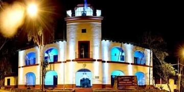 Frente del Club Social de Posadas hoy ocupado por una firma comercial, que es una de las obras representativas de Alejandro Bustillo en Misiones\u002E (UNaM)