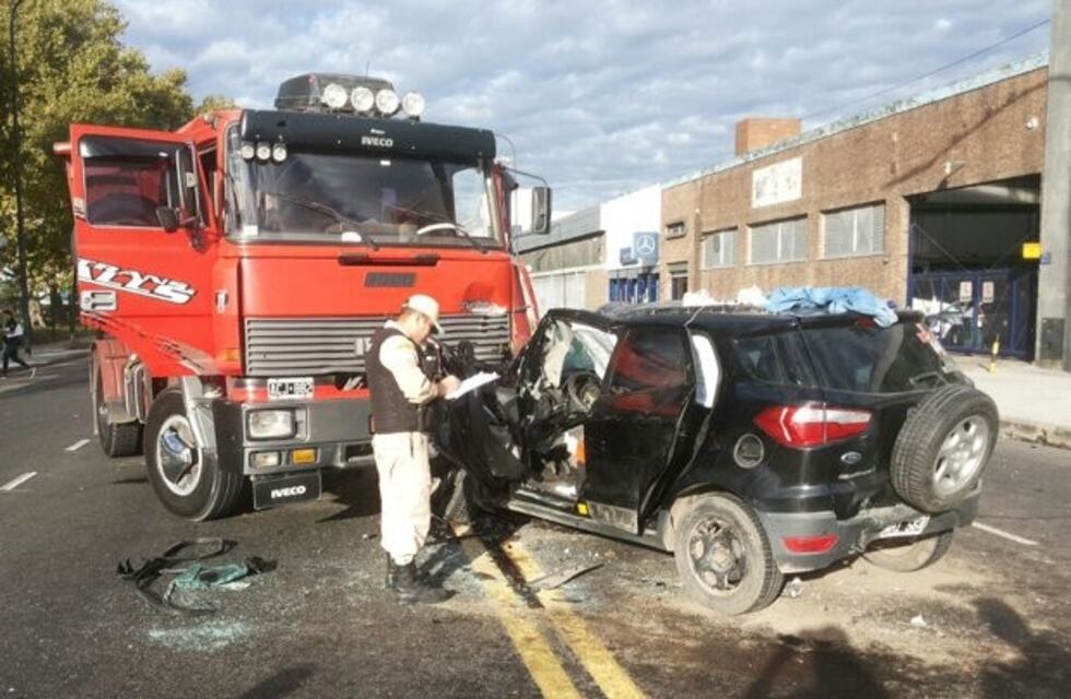 Hallaron cocaína en una camioneta tras un choque con un camión en Parque Patricios