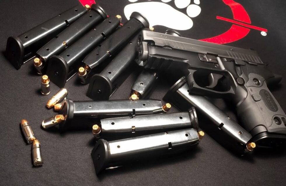 Un penitenciario estaba borracho y encontraron un arsenal en su casa