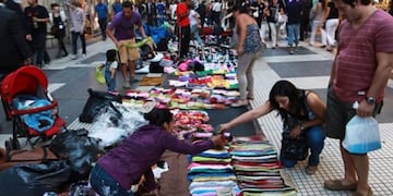 Manteros en las peatonales del centro salteño