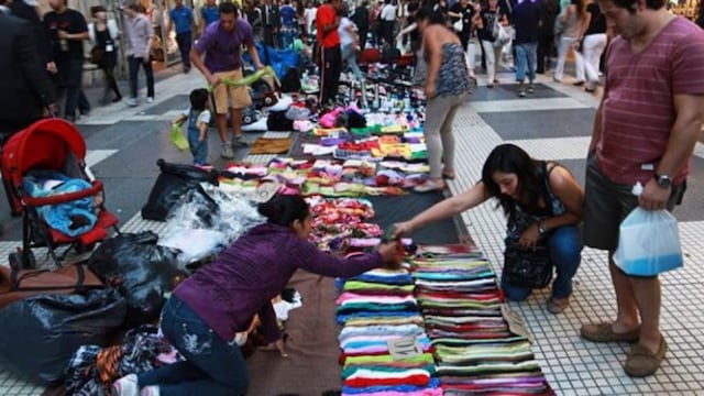 Manteros en las peatonales del centro salteño (Web)