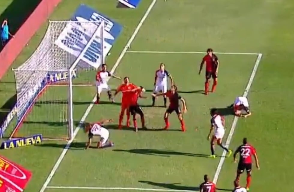 El clarísimo penal que Navarro le cometió a Figueroa y Pitana no cobró