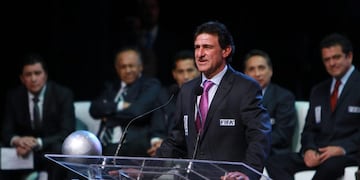 MEX44. PACHUCA (Mu00c9XICO) 13/11/2012.- El exjugador argentino Mario Alberto Kempes participa hoy, martes 13 de noviembre de 2012, durante la segunda ceremonia de investidura de los 23 nuevos integrantes del Salu00f3n de la Fama del fu00fatbol del Pachuca mexicano, celebrado en la ciudad mexicana de Pachuca. EFE/Alex Cruzrnrn mexico pachuca Alberto Kempes ceremonia investidura 23 nuevos integrantes del salon de la fama del futbol del pachuca ex futbolista