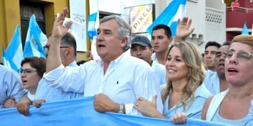 La diputada Gabriela Burgos (derecha), encabezando con el gobernador Morales la marcha #Jujuy No Se Toca, realizada este miércoles\u002E