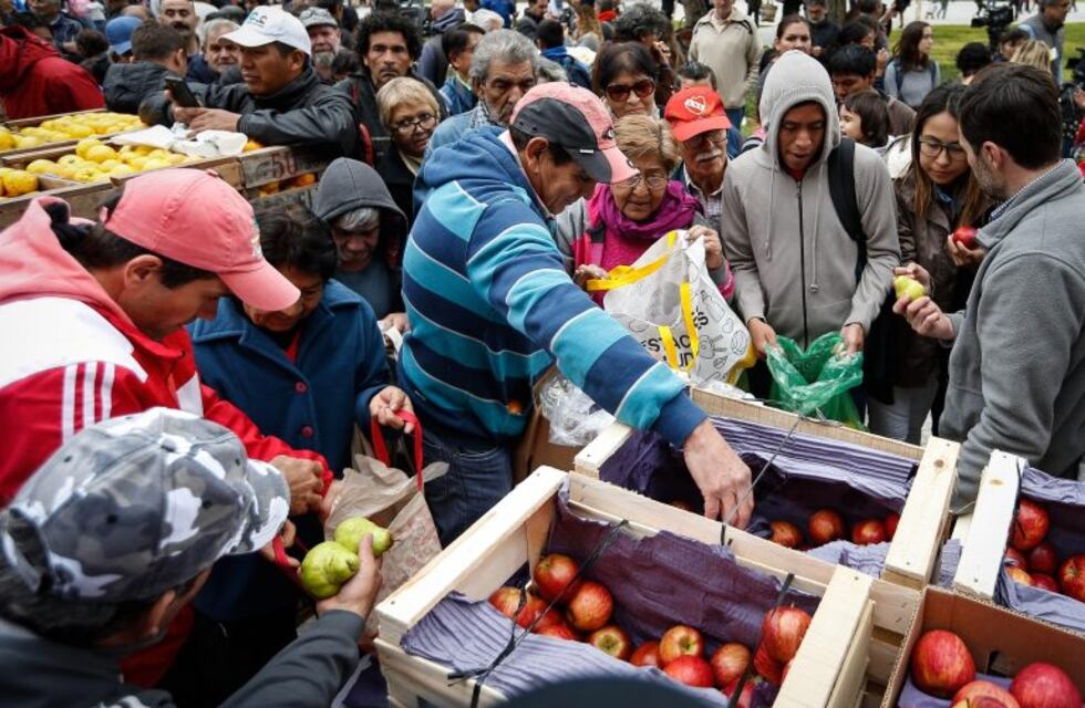 "Frutazo" en Plaza de Mayo: productores regalaron mercadería a modo de protesta