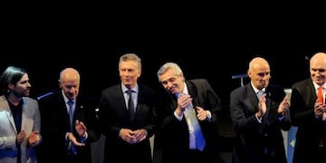 El saludo final de los candidatos en el segundo debate presidencial\u002E (Foto: Federico López Claro)