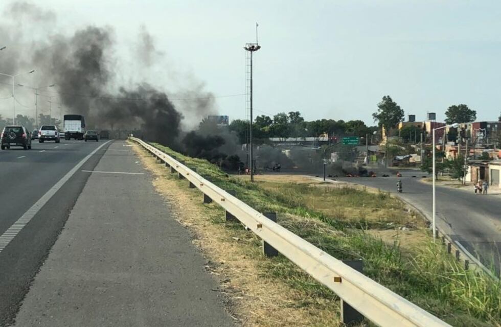 Violento piquete, humo y alto riesgo de siniestro vial en la Circunvalación