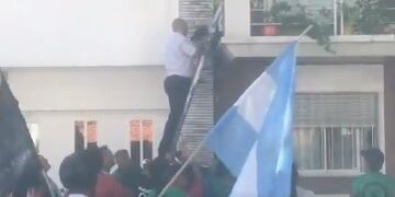 Un perro fue rescatado por vecinos\u002E (@juliaffern)