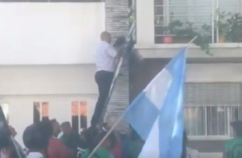 El rescate de un perro asustado por las bombas de un grupo de manifestantes