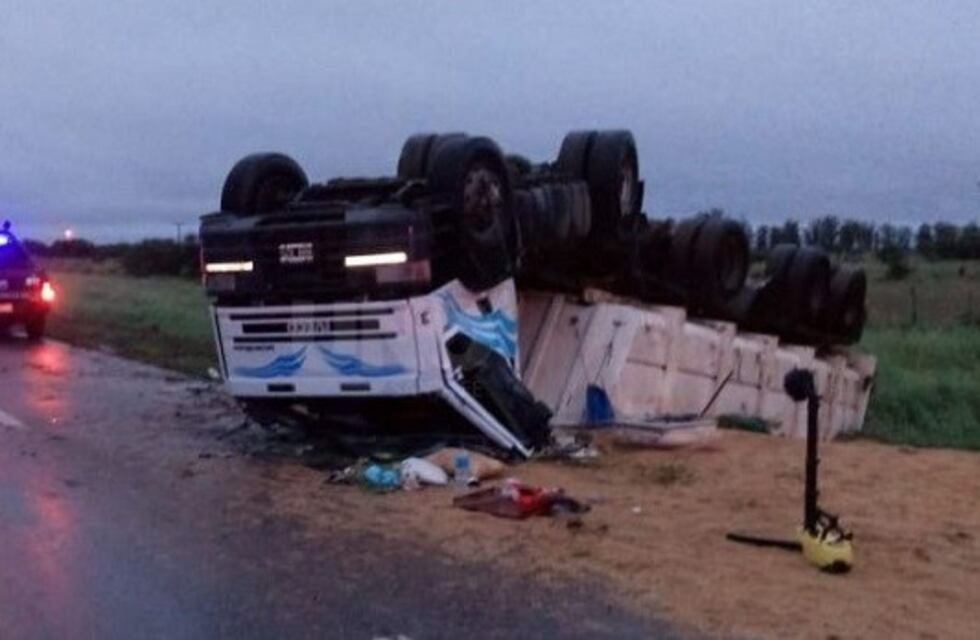 Camionero perdió el control de su vehículo y volcó cerca de San Cristóbal: está grave