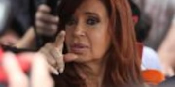 La expresidenta argentina Cristina Fernu00e1ndez de Kirchner (2007-2015) a su salida hoy, 31 de octubre de 2016, de los tribunales de Buenos Aires, donde afirmu00f3 que ha pedido a travu00e9s de un escrito la nulidad del caso por el que asistiu00f3 este lunes a declarar como investigada, que estudia presuntas irregularidades en la concesiu00f3n de obra pu00fablica durante su mandato. EFE/David Fernu00e1ndez buenos aires cristina fernandez de kirchner expresidenta declaracion imputada comodoro py ruta del dinero k corrupcion obra publica juzgado comodoro py