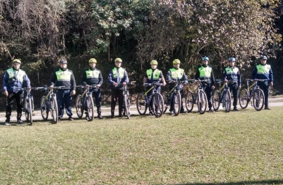 Bicipolicías encuentran a un niño en el Barrio Municipal
