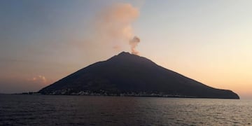 El dramático escape de unos turistas ante la erupción de un volcán