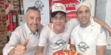 Pedro Iudicello y los maestros pízzeros para la ocasión\u002E Entre ellos, Ale Tavarone, conductor televisivo\u002E