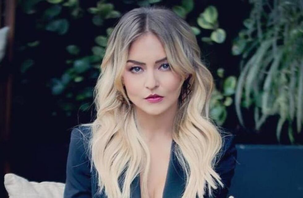 Angelique Boyer compartió una foto con un pijama rosa de seda: "Un buen libro y mi rico batido"
