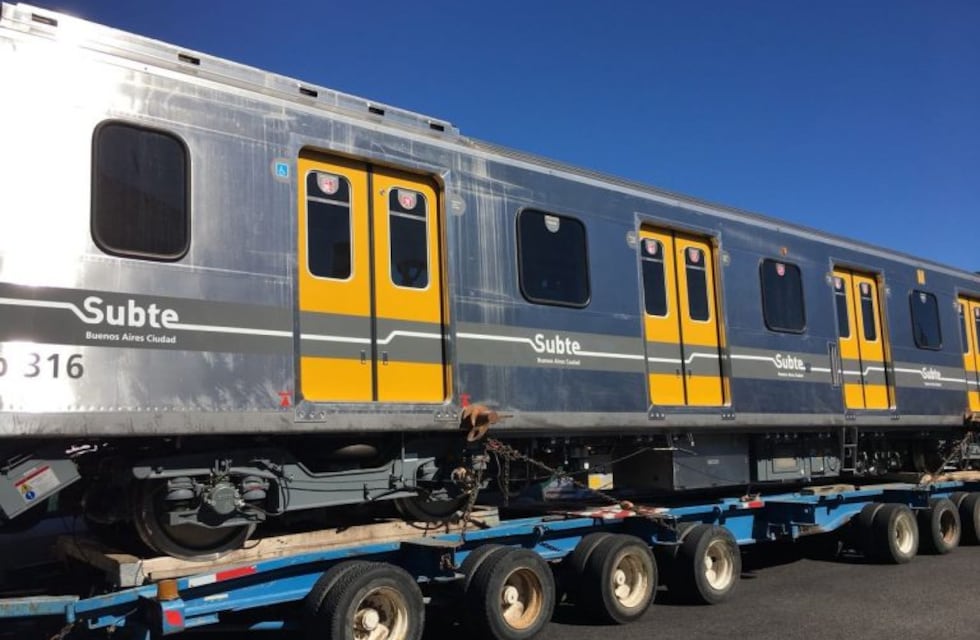 Así se colocan en las vías los nuevos vagones de la línea H