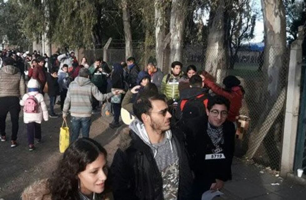 Cantantes desafían el frío, a la espera del casting de La Voz Argentina en Córdoba