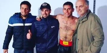 Tomás Laclau junto a su padre y hermanos\nCrédito: Facebook