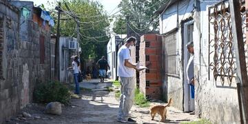 Intensifican la  fumigación en barrios rosarinos contra el dengue (Municipalidad de Rosario)