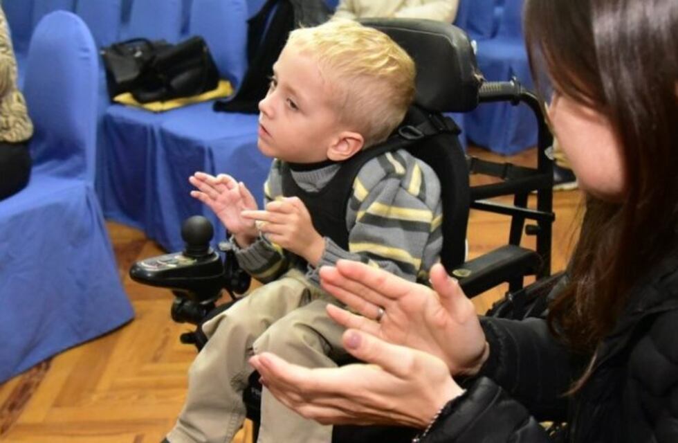 Benito necesita de todos para conseguir una silla que mejore su calidad de vida